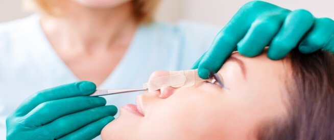 تورم الأنف بعد عملية التجميل: حلول ونصائح 3 تورم الأنف بعد عملية التجميل: حلول ونصائح