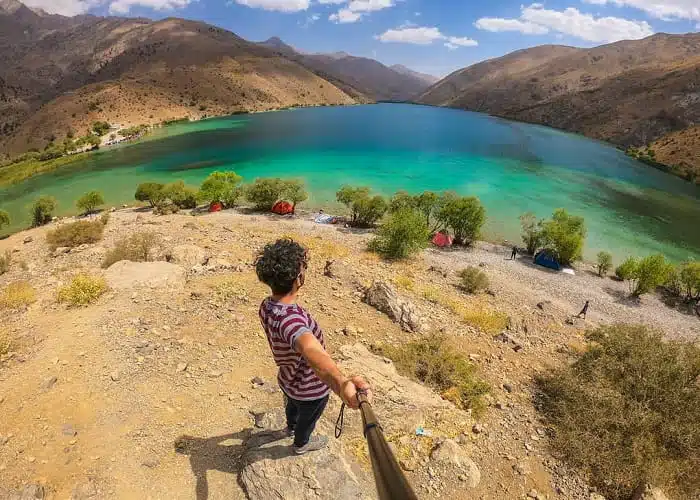كل ما تحتاج معرفته عن ايران: دليل السفر الشامل 4 ماذا عن أخذ صورة سيبفي مع بحيرة غاهار في لورستان؟