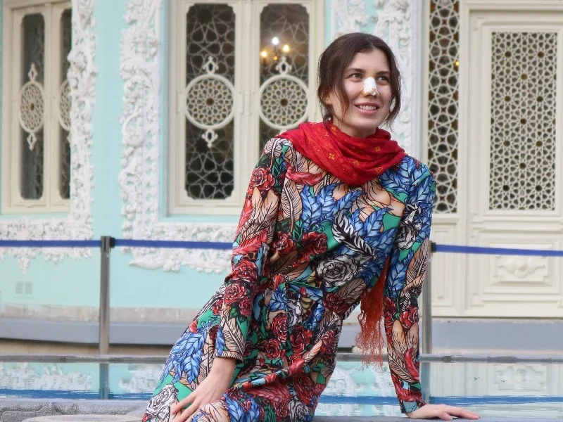 كل ما تحتاج معرفته عن ايران: دليل السفر الشامل 21 في ايران ستشاهد شابات تلبسن أنواعاً مختلفة من الثياب بألوان وأشكال متنوعة.