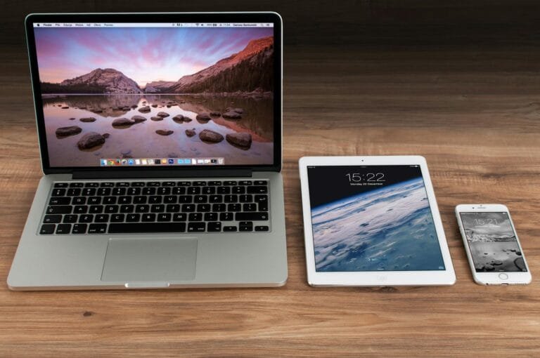استخدام مدیر وبسایت 1 macbook pro beside white ipad