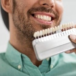 الفينير الخزفي مقابل الفينير الكمبوزيت: مقارنة في العمق