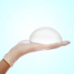 كيف تختارين حجم زراعة تكبير الثدي المناسب؟