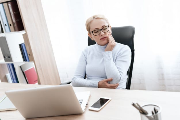 كيف يمكن معالجة ألم طقم الاسنان وتقرحاته – كل ما يتطلب فعله 1 كيف يمكن معالجة ألم طقم الاسنان وتقرحاته – كل ما يتطلب فعله 1