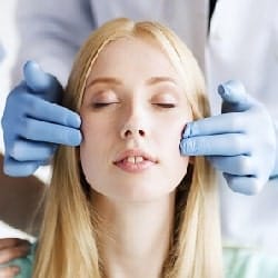 سبعة أشياء أساسية يجب التفكير بها قبل عملية التجميل