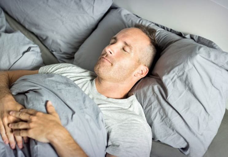 النوم بعد عملية تجميل الانف: ما هي وضعية النوم المناسبة؟ 4 النوم بعد عملية تجميل الانف: ما هي وضعية النوم المناسبة؟ 4
