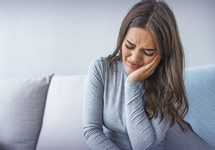 دليل التعافي بعد زراعة الأسنان: تعليمات ما بعد العملية 4 دليل التعافي بعد زراعة الأسنان: تعليمات ما بعد العملية 4