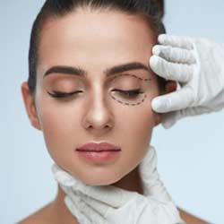 التحضير لعملية شد الجفون