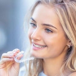 إنفزلاين أم تقويم الأسنان العادي: ما هو الأفضل بالنسبة لي