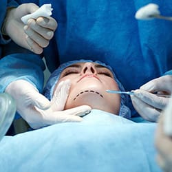 عملية شد الوجه مقابل العلاج بالهايفو: الخيار المناسب لك لمكافحة الشيخوخة 4 عملية شد الوجه مقابل العلاج بالهايفو: الخيار المناسب لك لمكافحة الشيخوخة