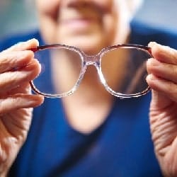 هل سأحتاج إلى ارتداء نظارة ونظارة شمسية بعد عملية الماء الابيض؟ 3 هل سأحتاج إلى ارتداء نظارة ونظارة شمسية بعد عملية الماء الابيض؟